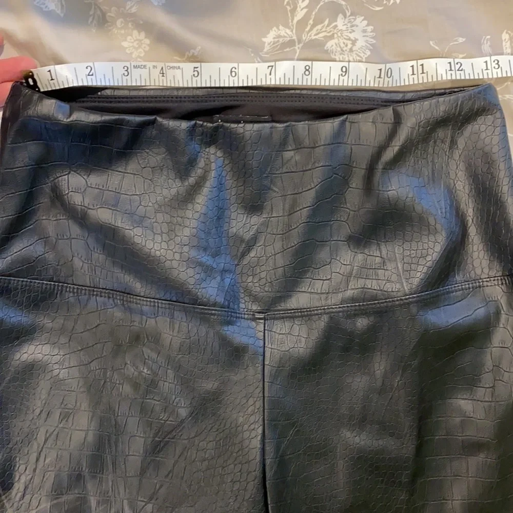 Nicole Miller NY Croc Embossed Skinny Pants EUC